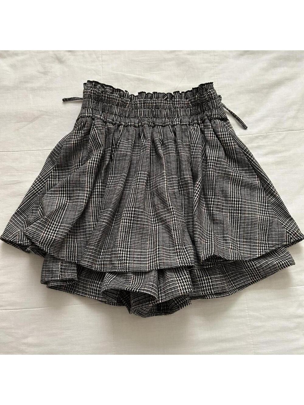 Axes Femme black & white plaid mini skirt look shorts ruffles and lace-up detail - Picture 5 of 7